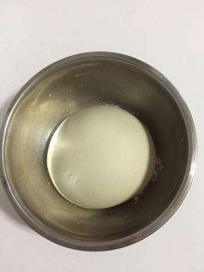 面团是原来的二倍大，手拍有嘭嘭噢，手指蘸面粉在面团顶部戳个洞，不塌陷不回缩，发酵成功；还可以用下面这个方法来检验；
掀起面团，下面有均匀且细长的拉丝，气孔均匀，无明显酸味，发酵成功！