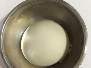 面团是原来的二倍大，手拍有嘭嘭噢，手指蘸面粉在面团顶部戳个洞，不塌陷不回缩，发酵成功；还可以用下面这个方法来检验；
掀起面团，下面有均匀且细长的拉丝，气孔均匀，无明显酸味，发酵成功！