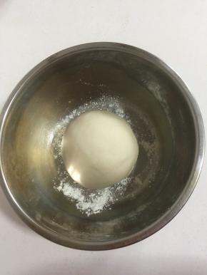 温水中加入发酵粉搅拌均匀，倒入面粉中搅拌成棉絮状，再揉成光滑的面团！