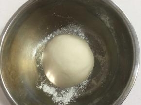 温水中加入发酵粉搅拌均匀，倒入面粉中搅拌成棉絮状，再揉成光滑的面团！