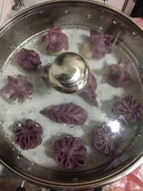 大火上汽后，蒸15分钟，还要根据包子大小来调整噢；关火后，焖5分钟再开盖即可！