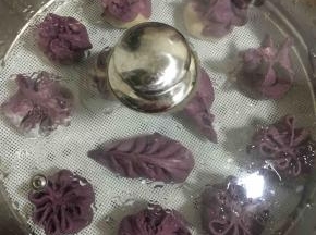 大火上汽后，蒸15分钟，还要根据包子大小来调整噢；关火后，焖5分钟再开盖即可！