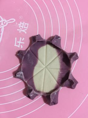 将两个小角对捏，一共捏8个小花瓣；