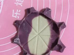 将两个小角对捏，一共捏8个小花瓣；