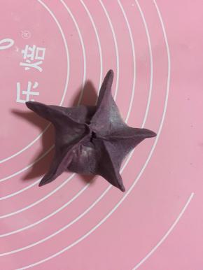 捏成五角星状；
