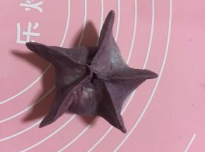 捏成五角星状；
