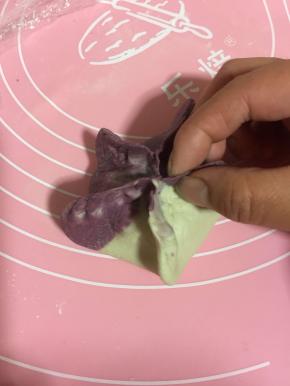 将第一条边用大指指和食指搓出波浪花边，注意噢，不是捏出来的，是大拇指搓出来的噢！