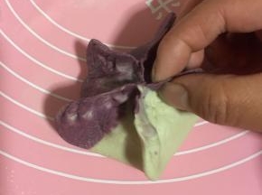 将第一条边用大指指和食指搓出波浪花边，注意噢，不是捏出来的，是大拇指搓出来的噢！