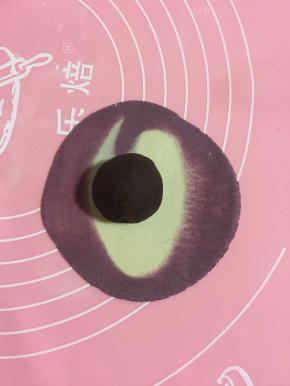 再来做第二个花式：取适量馅放在皮中间；
