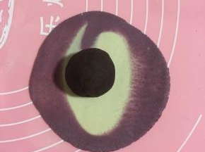 再来做第二个花式：取适量馅放在皮中间；
