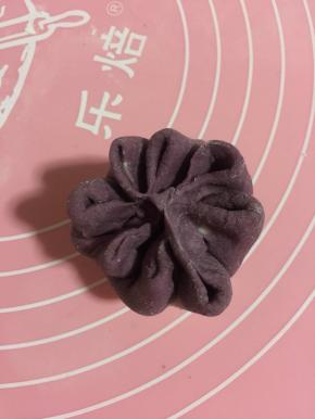 再将相邻的两个小花瓣捏严实！