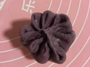 再将相邻的两个小花瓣捏严实！