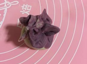 捏好的花边，就势往中间一捏，从侧面看就是一个小花朵样了，如果能将这5条边捏得再长一些，就会更加漂亮了。