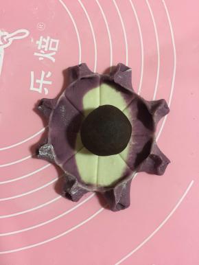 放豆沙馅儿在中间。