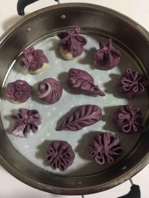 做好的包子放在蒸锅里，盖盖子饧20分钟，待包子变得圆润了就可以开火了；