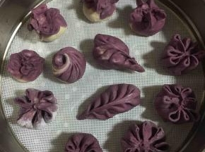 做好的包子放在蒸锅里，盖盖子饧20分钟，待包子变得圆润了就可以开火了；