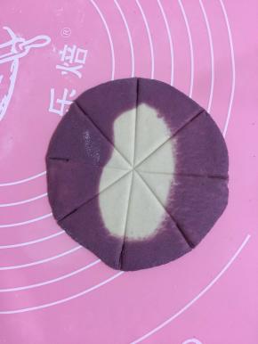 将剂子擀成中间稍厚边缘略薄的圆皮，先来第一种的花式：用刀背轻轻压成“米”字格的8条线，如图，将尾端切开一个小口，长度约为1公分。