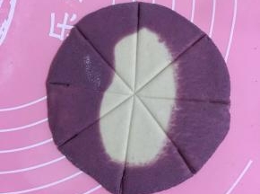 将剂子擀成中间稍厚边缘略薄的圆皮，先来第一种的花式：用刀背轻轻压成“米”字格的8条线，如图，将尾端切开一个小口，长度约为1公分。