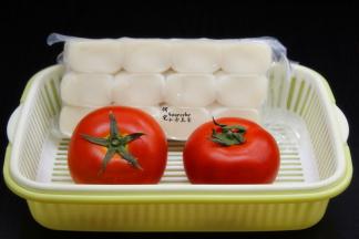 准备食材：年糕、西红柿、白砂糖、香葱等食材；