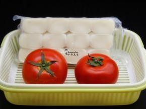 准备食材：年糕、西红柿、白砂糖、香葱等食材；