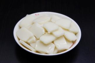 年糕洗净，切块；