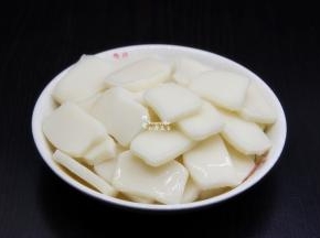年糕洗净，切块；
