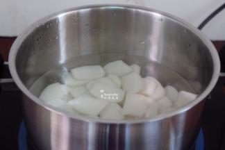 清水煮沸，放入年糕煮软，捞出沥干水待用；