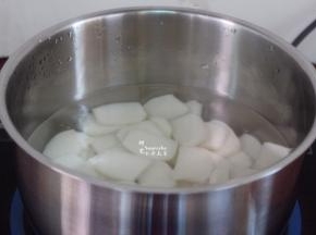 清水煮沸，放入年糕煮软，捞出沥干水待用；