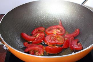 热锅，倒油，放入西红柿，翻炒，加入水、白砂糖，煮成番茄汁；