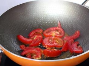 热锅，倒油，放入西红柿，翻炒，加入水、白砂糖，煮成番茄汁；