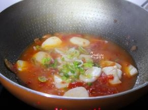 放盐、香葱，拌均起锅；