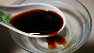 调制料汁 小碗中加入生抽