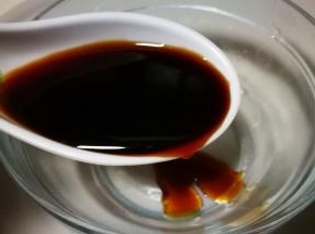 调制料汁 小碗中加入生抽