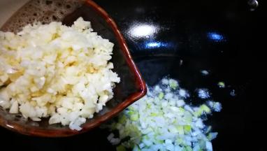 油中下葱花蒜末