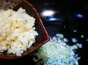 油中下葱花蒜末