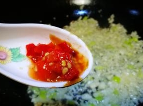 加入剁椒 炒香