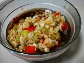 倒入料汁碗中