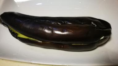 茄子侧边划一刀 放入微波炉中加热三四分钟