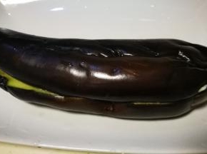 茄子侧边划一刀 放入微波炉中加热三四分钟