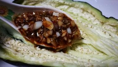 取出 延刀缝将茄子分开展平 把料汁铺匀