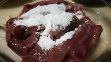 猪肝切片冲洗干净血水 加少许生粉