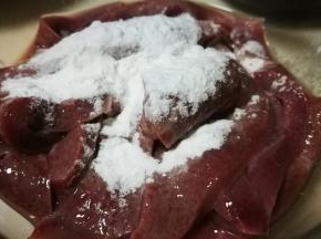 猪肝切片冲洗干净血水 加少许生粉