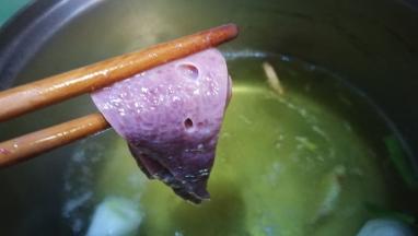 水中加入姜片料酒 猪肝下锅煮 