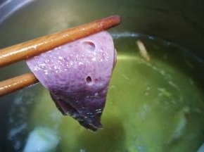 水中加入姜片料酒 猪肝下锅煮 