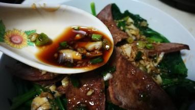 葱姜蒜加生抽蚝油调成料汁 浇在猪肝上