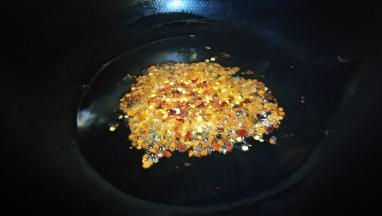 锅中油热下辣椒粉花椒 炸香浇在猪肝上即可