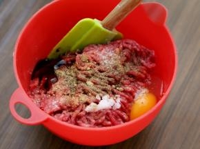 牛肉泥200克中加1个鸡蛋、生姜末5克、老抽3克、生抽10克、蚝油5克、糖5克、适量的十三香拌匀。