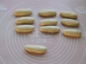 将案上抹些油，把饧好的面团分成10个小剂子，每份搓成长条，继续醒1小时。