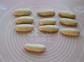 将案上抹些油，把饧好的面团分成10个小剂子，每份搓成长条，继续醒1小时。