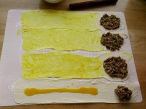 均匀地抹上过程“5”调的油酥，在面片的一头放上牛肉馅。